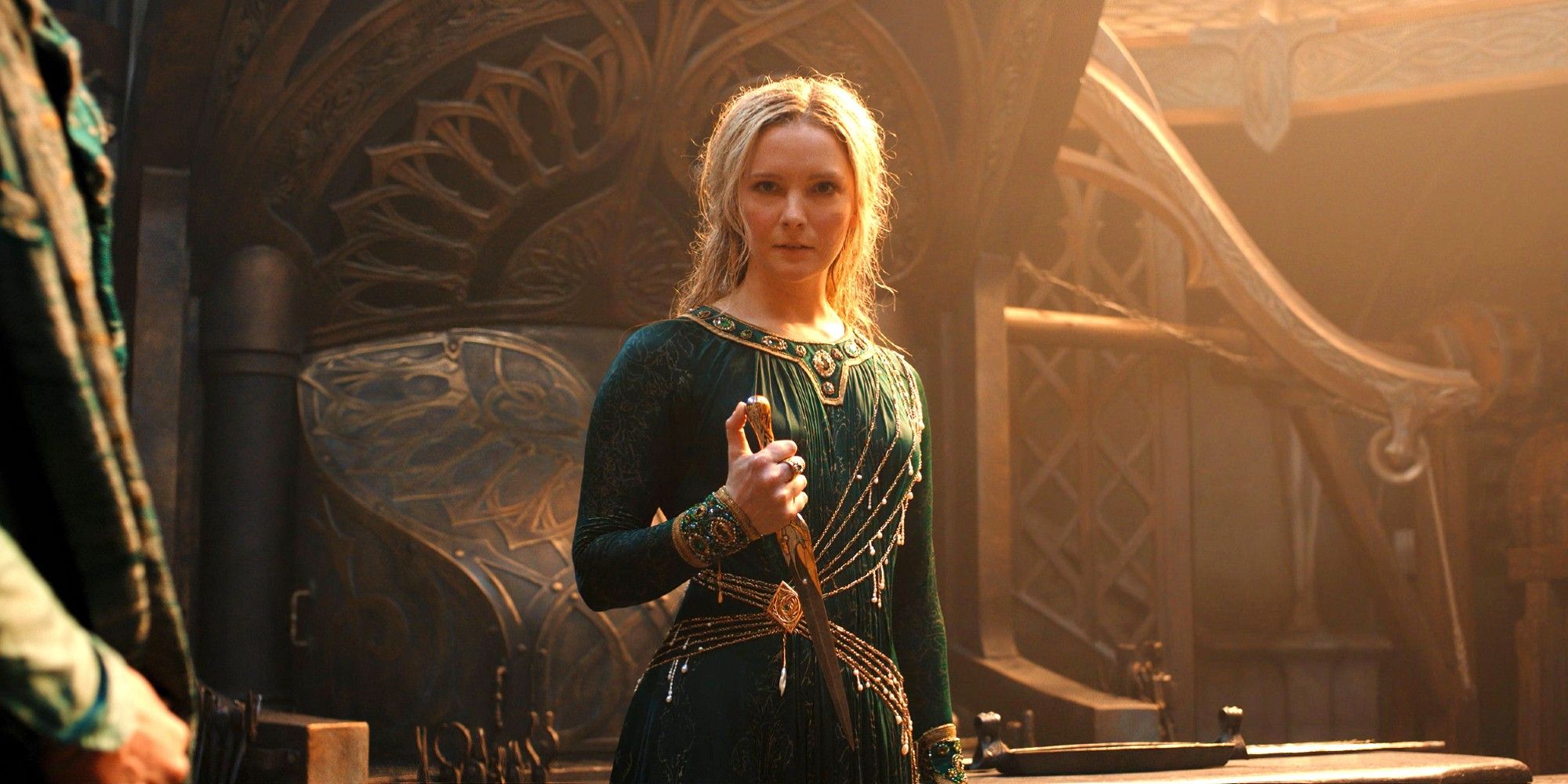 Galadriel holding Finrod's Dagger in The Rings of Power.