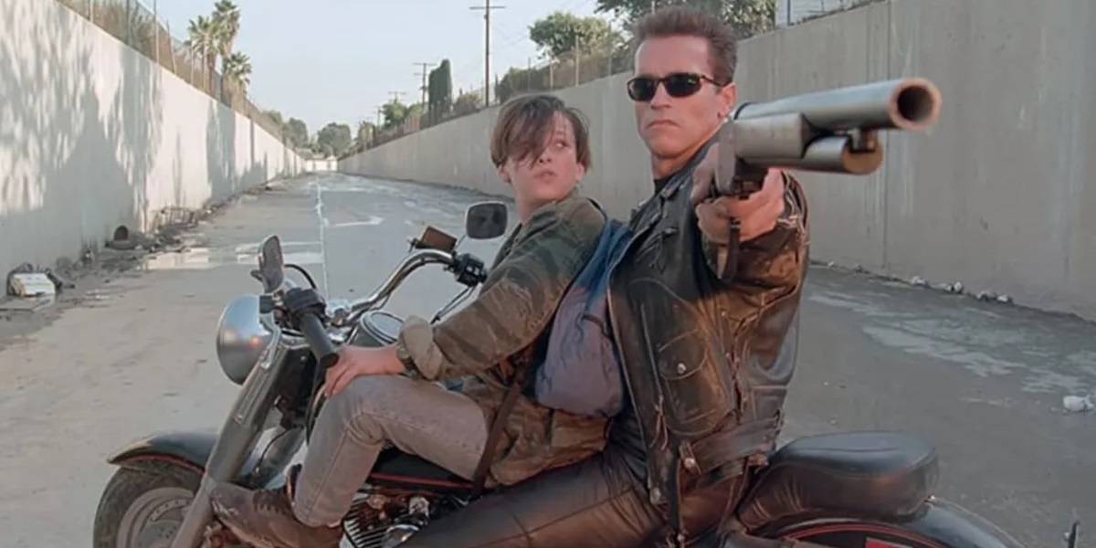 O T-800 e John Connor em uma motocicleta em Terminator 2 Judgment Day
