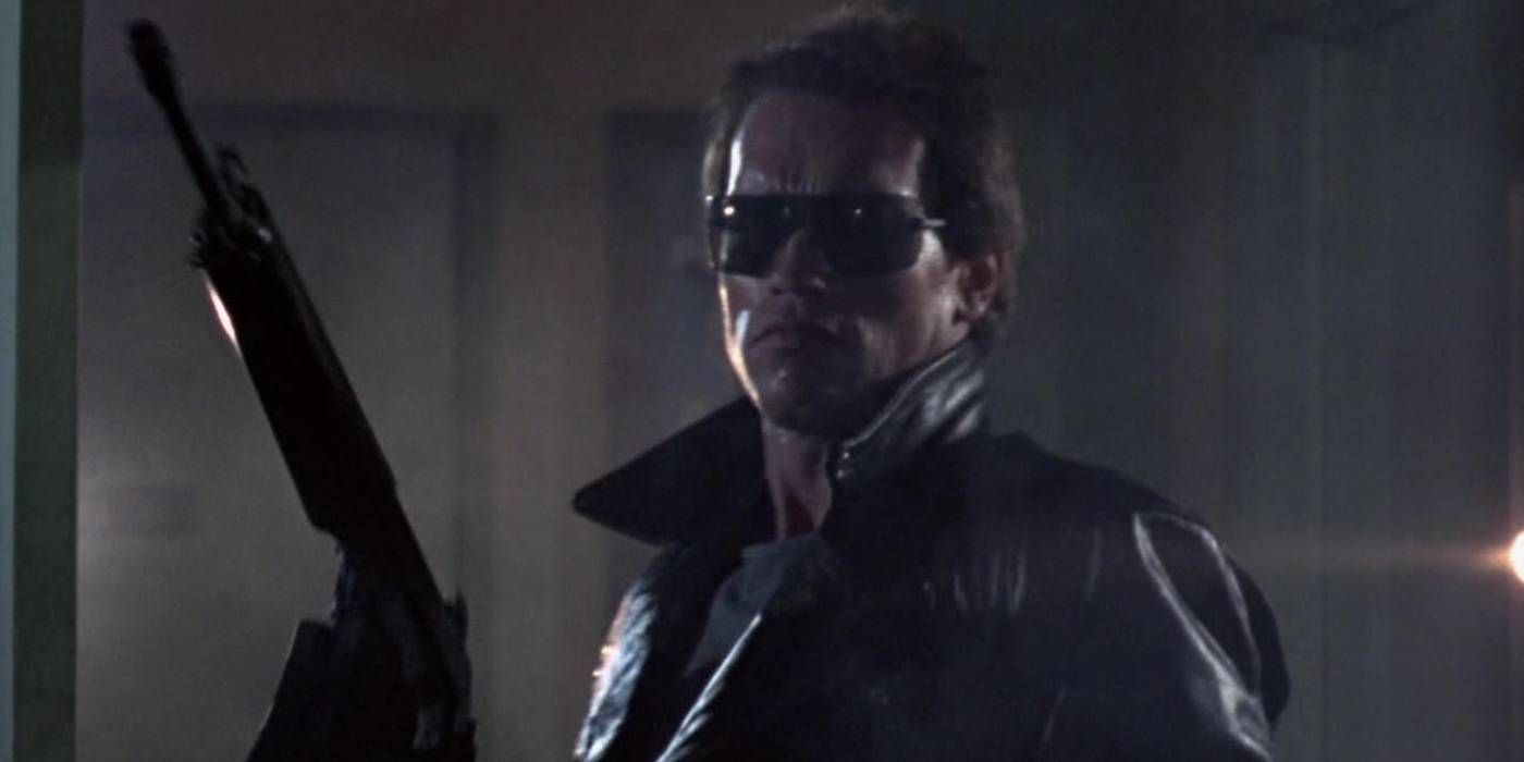 Arnold Schwarzenegger segurando uma arma como um T-800 em O Exterminador do Futuro.