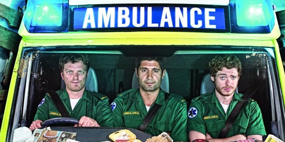Os membros do elenco de Sirens sentados em uma ambulância Recortado