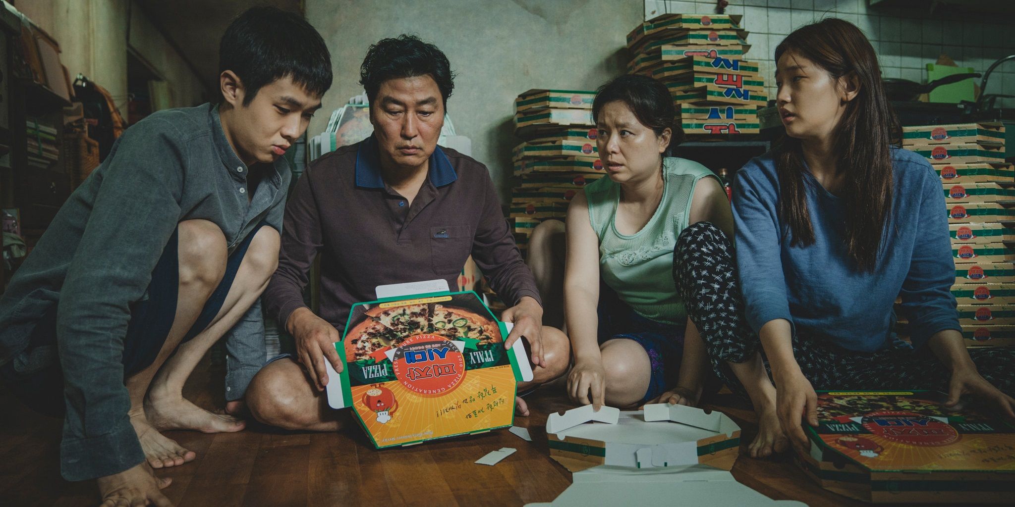 The family folding pizza boxes in Parasite