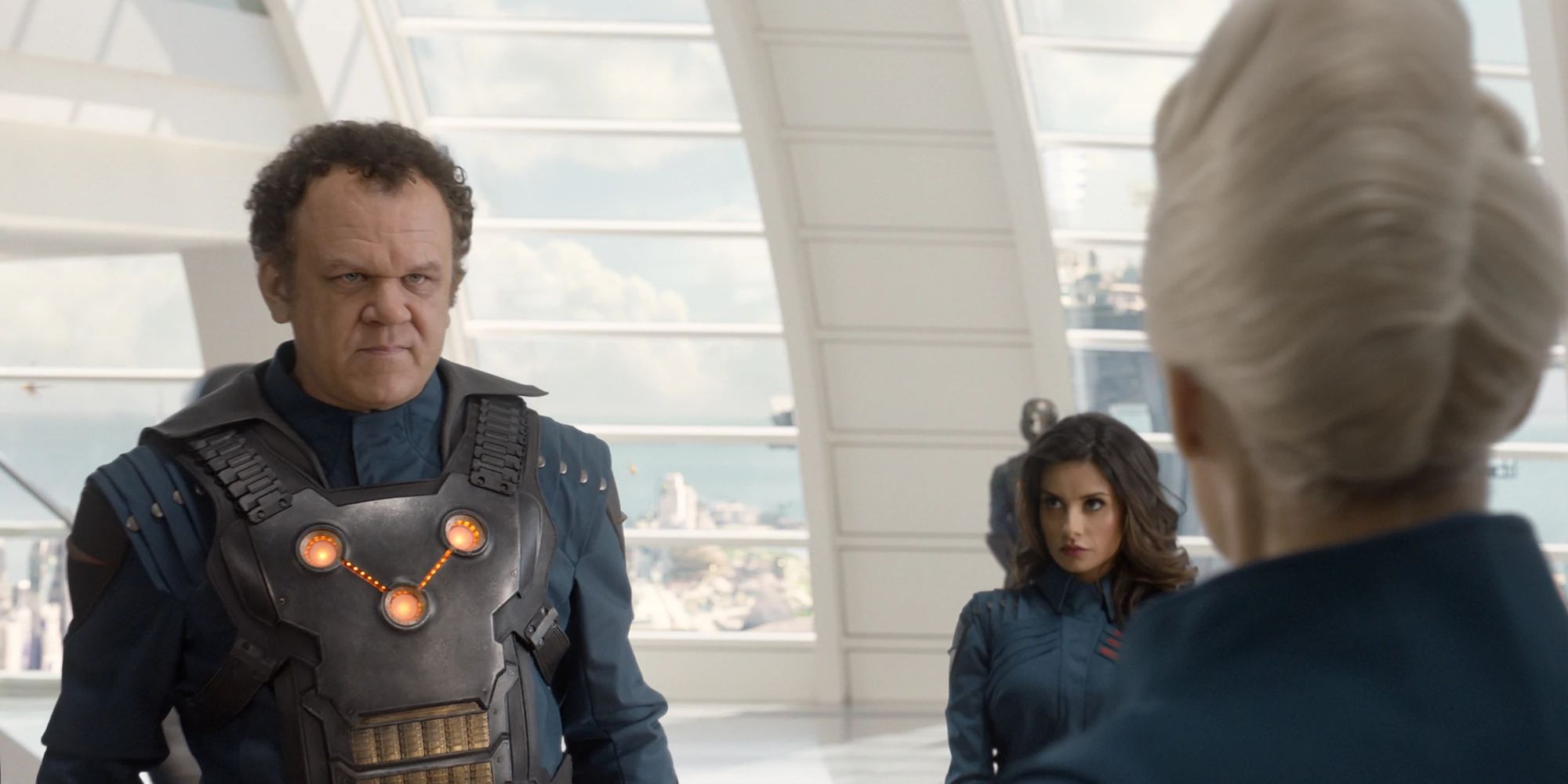 John C. Reilly as Rhomann Dey talking to Glenn Close as Nova Prime in Guardians of the Galaxy