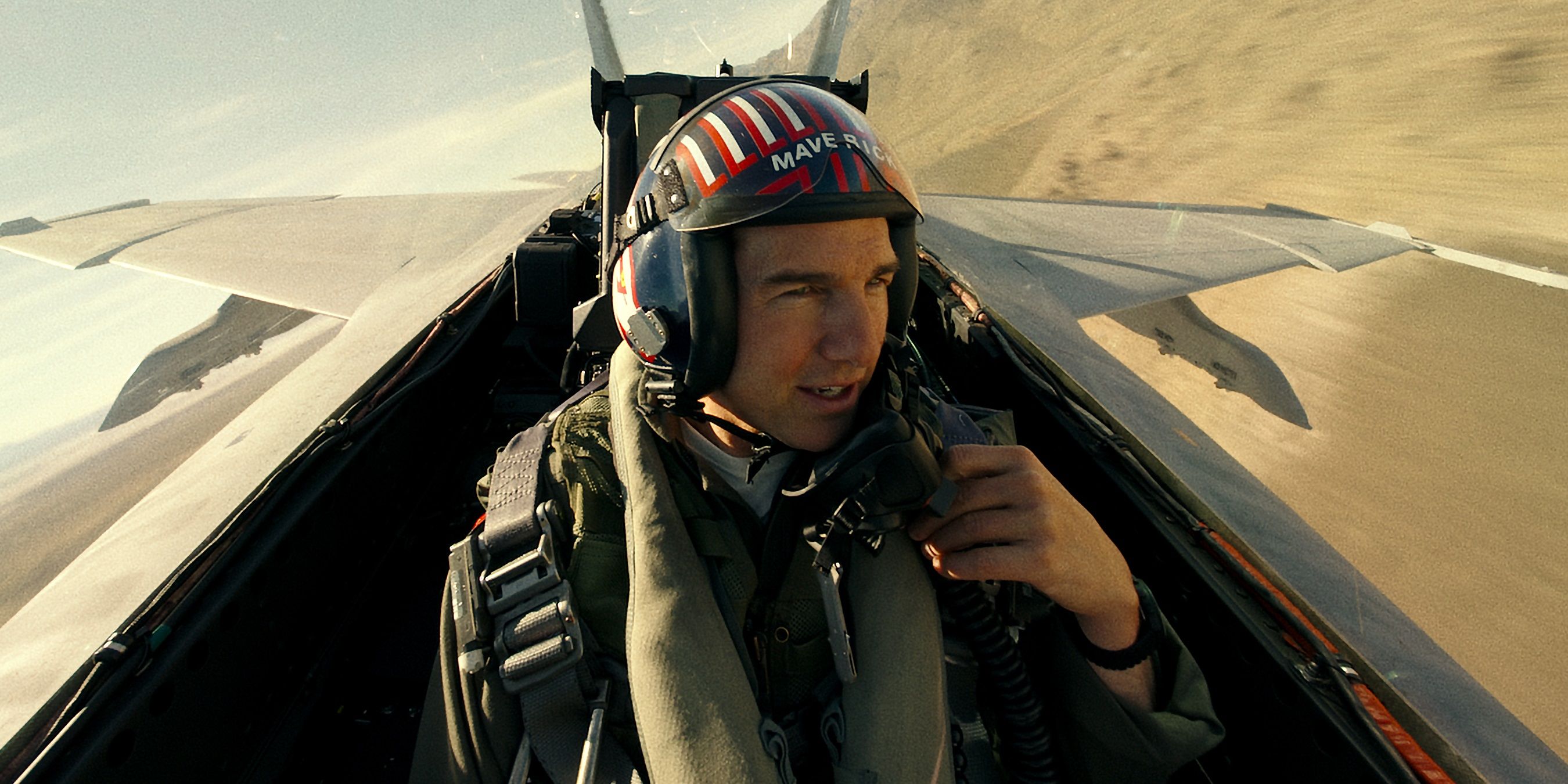 Tom Cruise em um cockpit em Top Gun Maverick