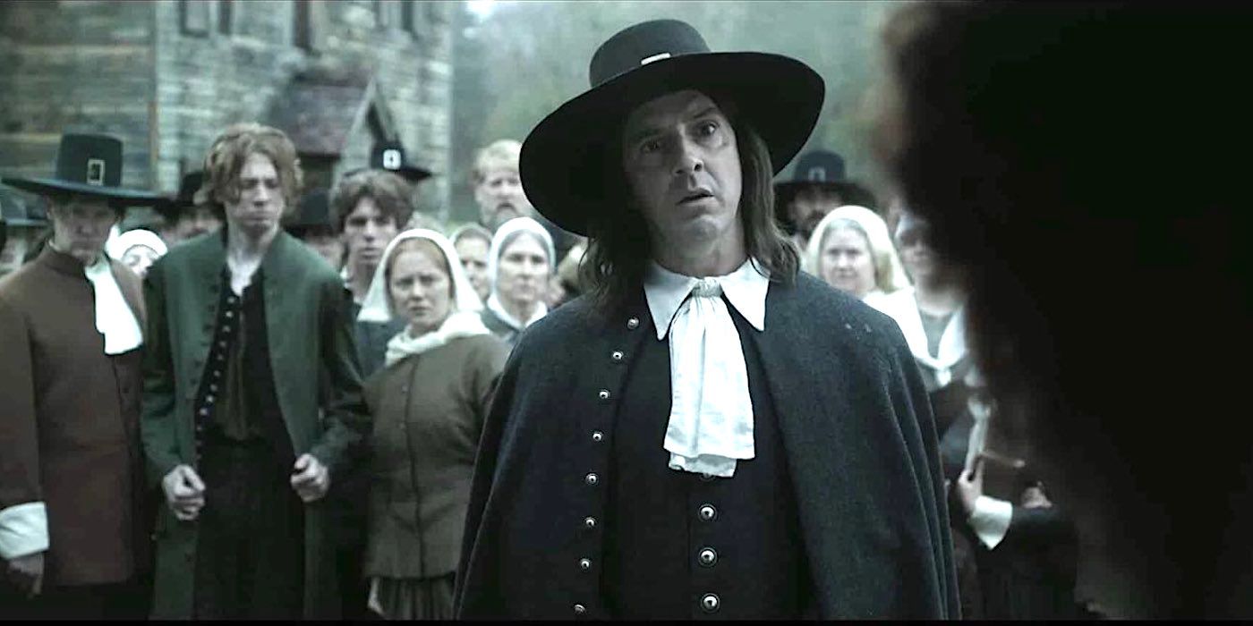 Tony Hale como Reverendo Traske com multidão de Salem em Hocus Pocus 2