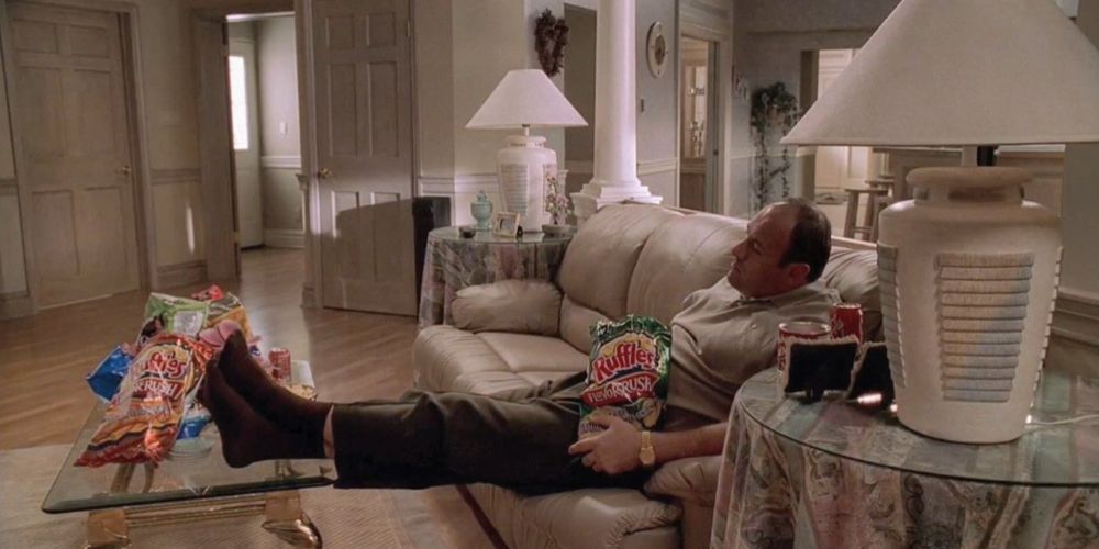 Tony Soprano relaxa no sofá em The Sopranos