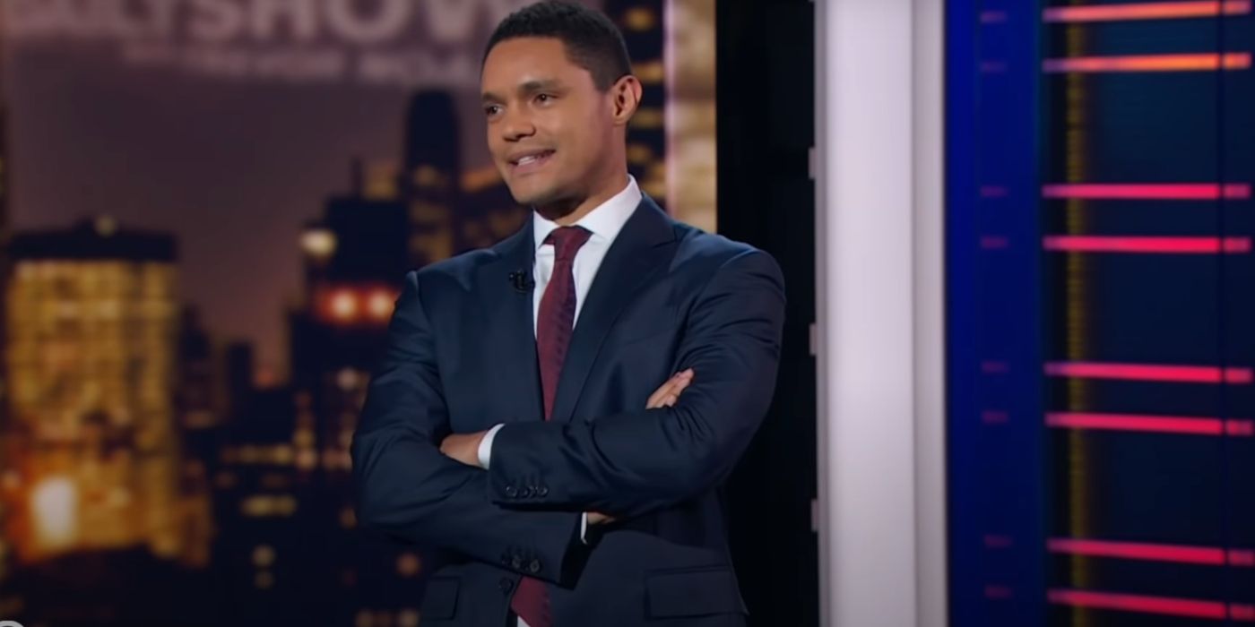 Trevor Noah conversando com seu público no The Daily Show. 