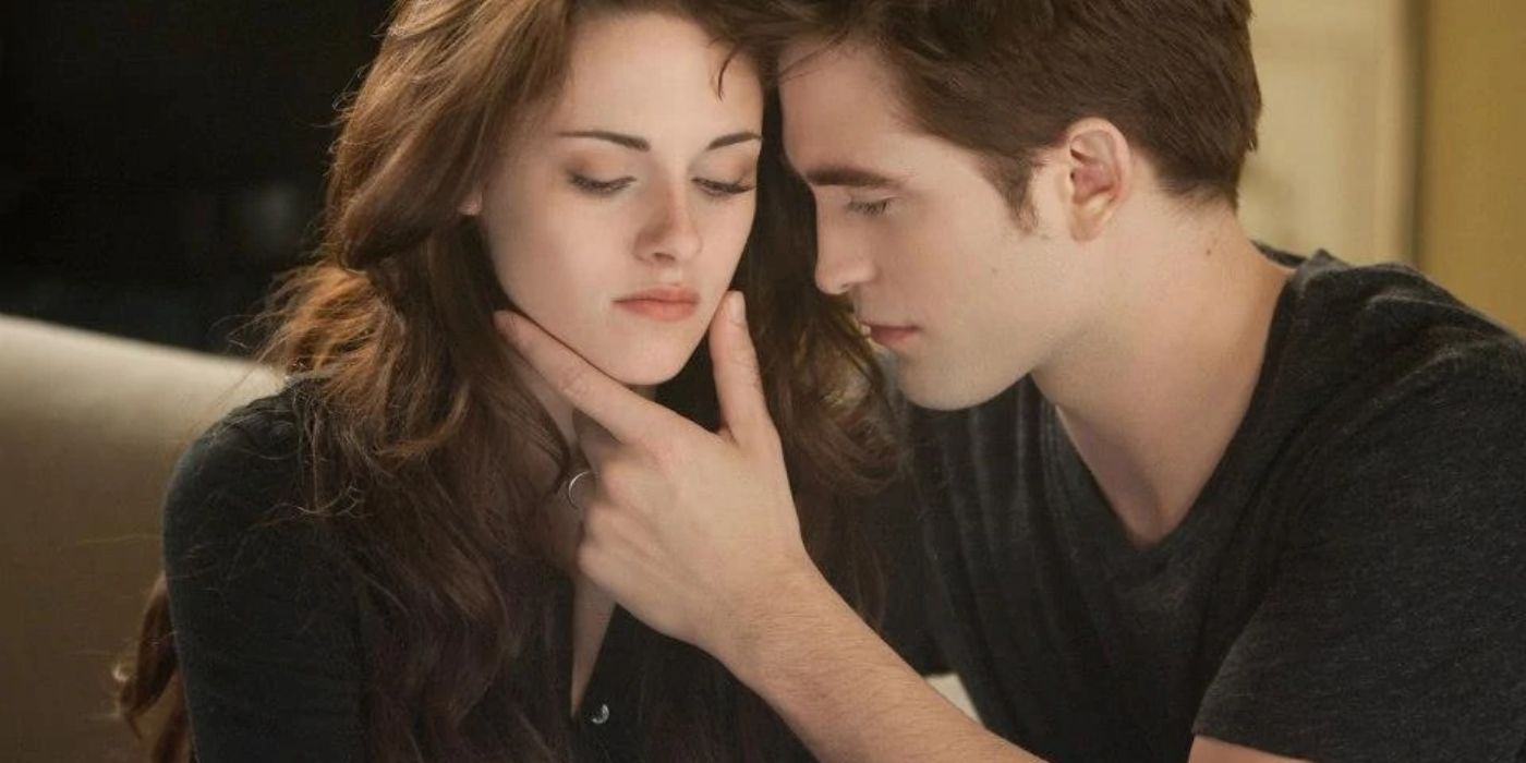 Edward tocando o queixo de Bella em Crepúsculo