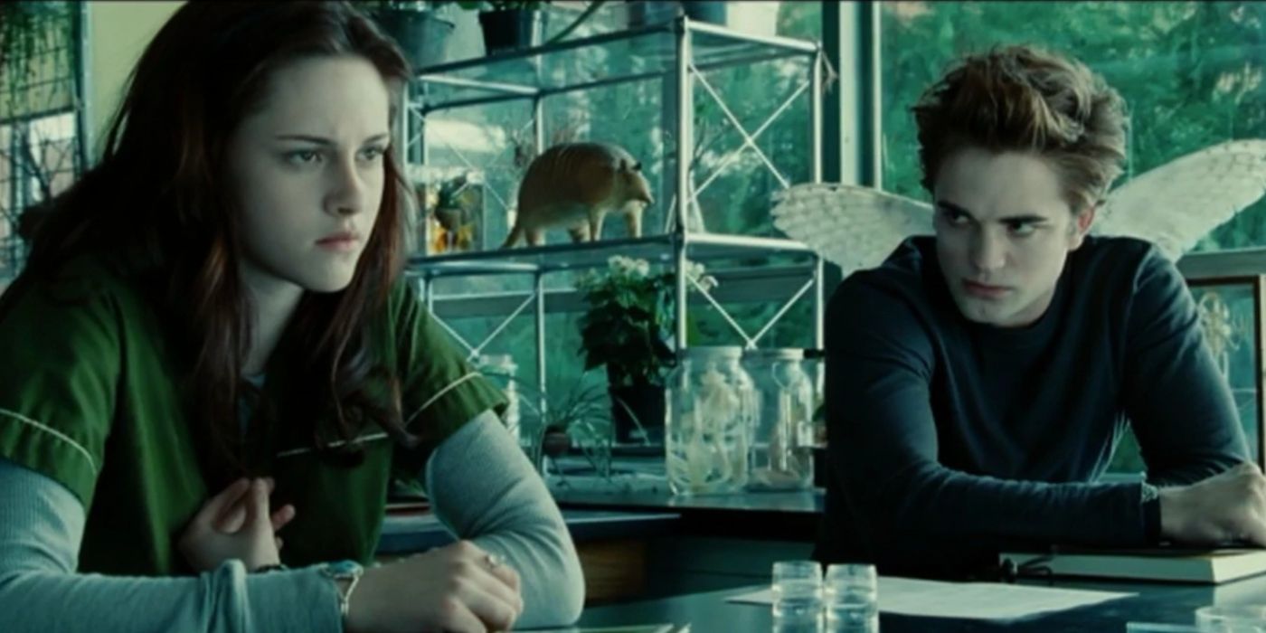 Bella e Edward sentados na aula de biologia na escola em Crepúsculo