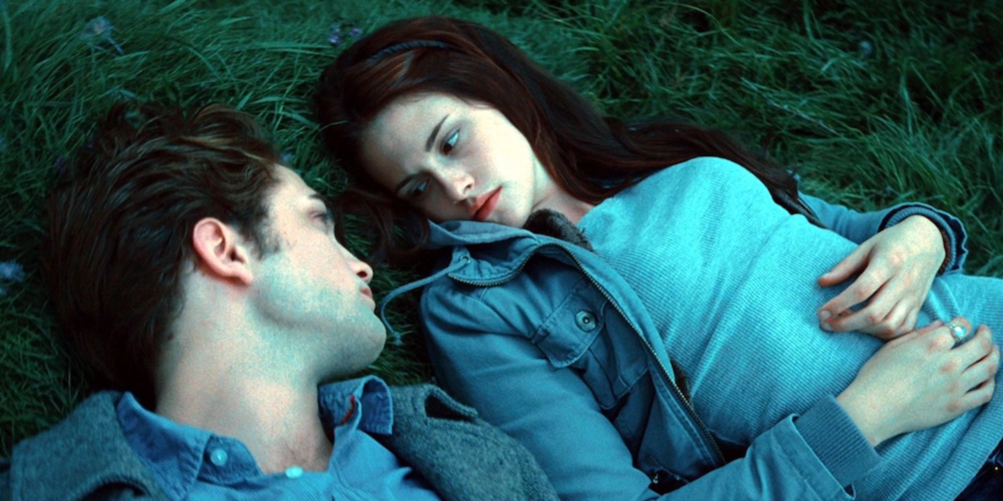 Edward e Bella deitados juntos em um campo em Crepúsculo