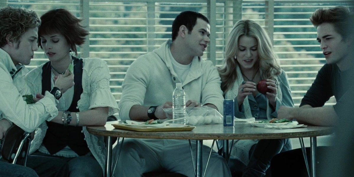 Os Cullen sentaram no refeitório em Crepúsculo