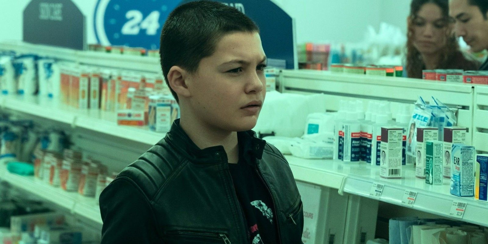 Stanley em uma farmácia na terceira temporada de Umbrella Academy