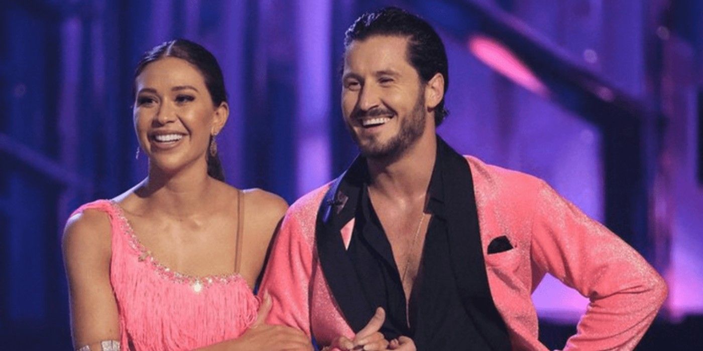 Val Chmerkovskiy e Gabby Windey em roupas rosa de Dancing With The Stars