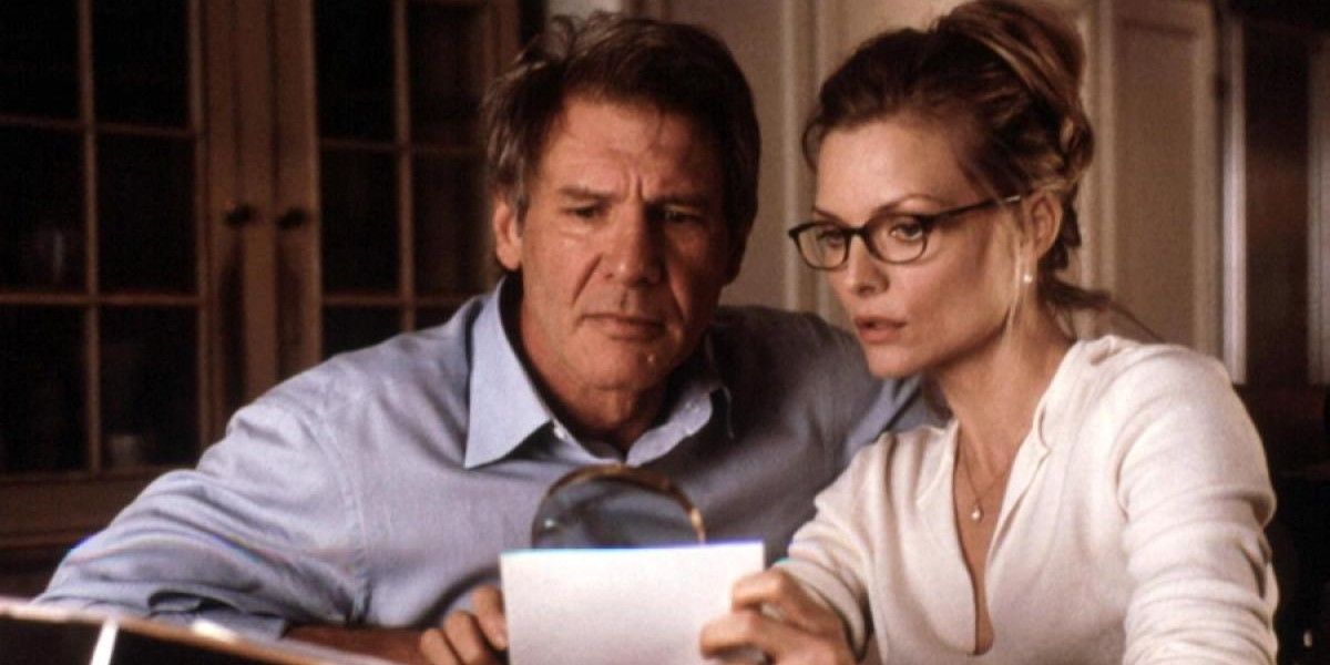Harrison Ford e Michelle Pfeiffer olhando uma foto em What Lies Beneath