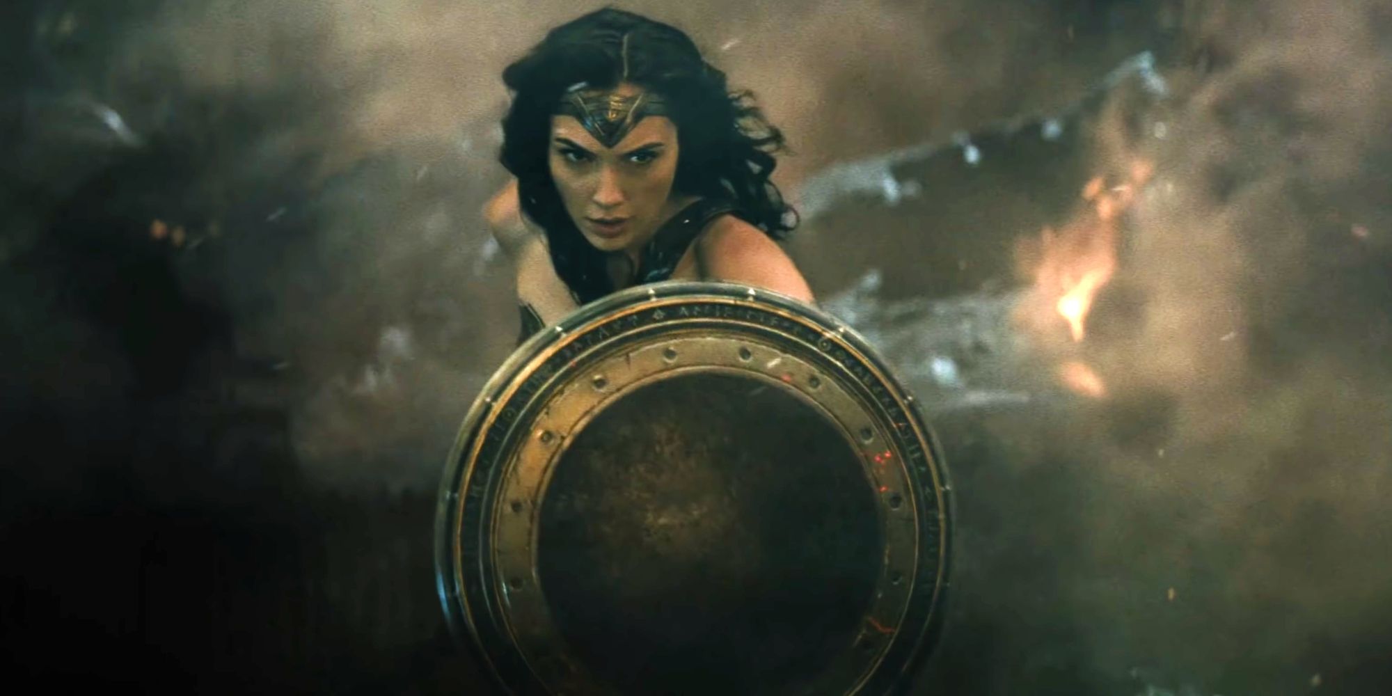 Wonder Woman wielding her shield in the battle against Doomsday in Batman V Superman Dawn Of Justice (2016)