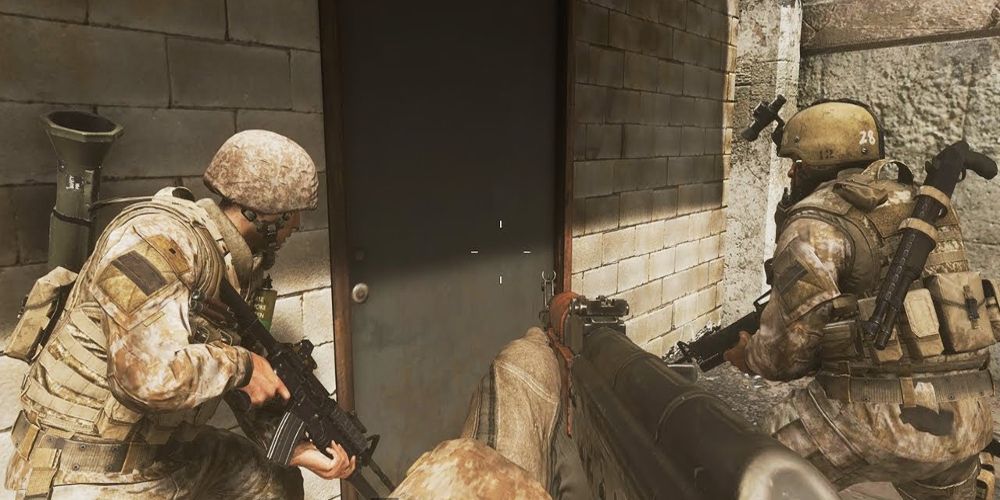 Uma equipe se instala em uma porta em Call of Duty