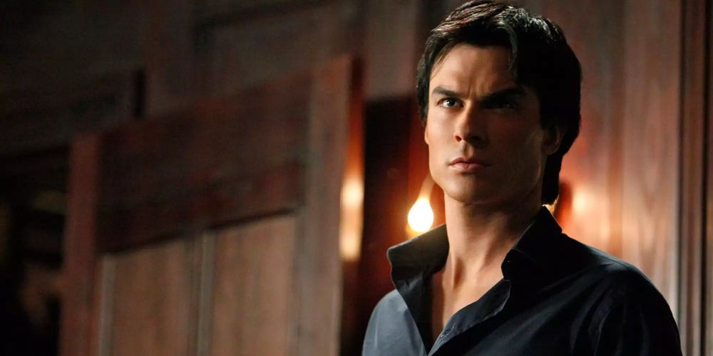 Damon fica ao lado de uma parede de madeira em The Vampire Diaries