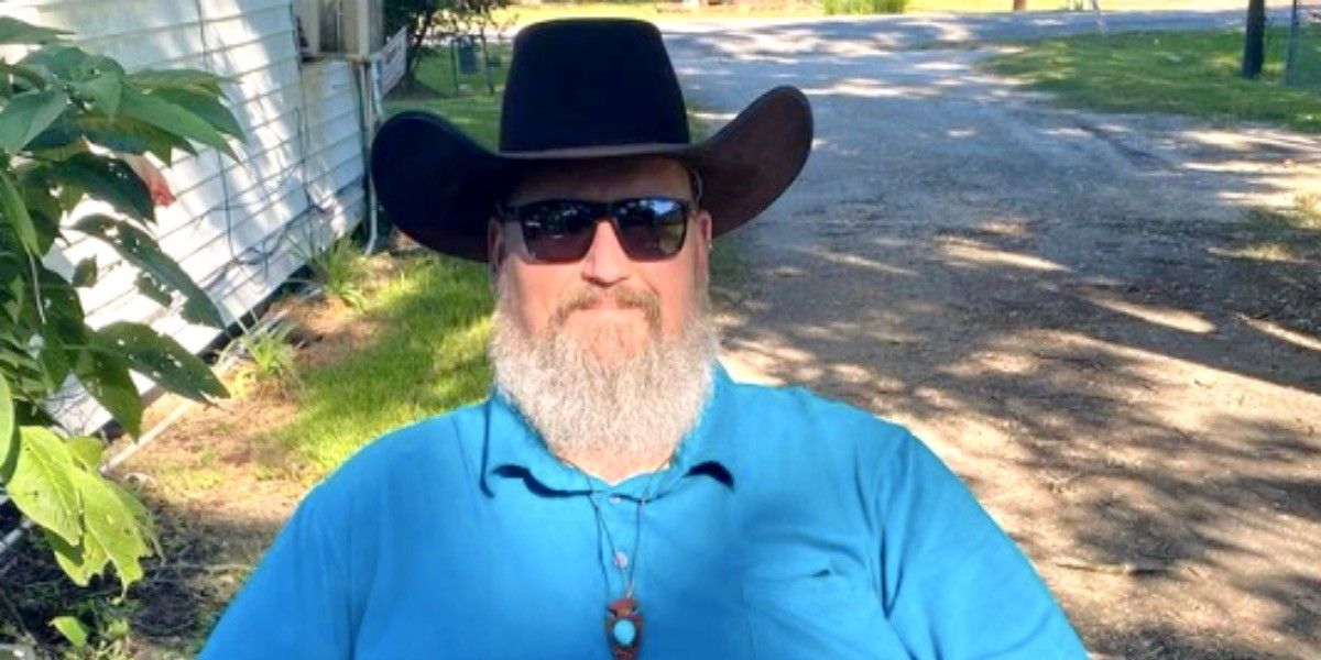 donald shelton my 600 lb life camisa azul chapéu de cowboy posando do lado de fora em óculos de sol CROPPED