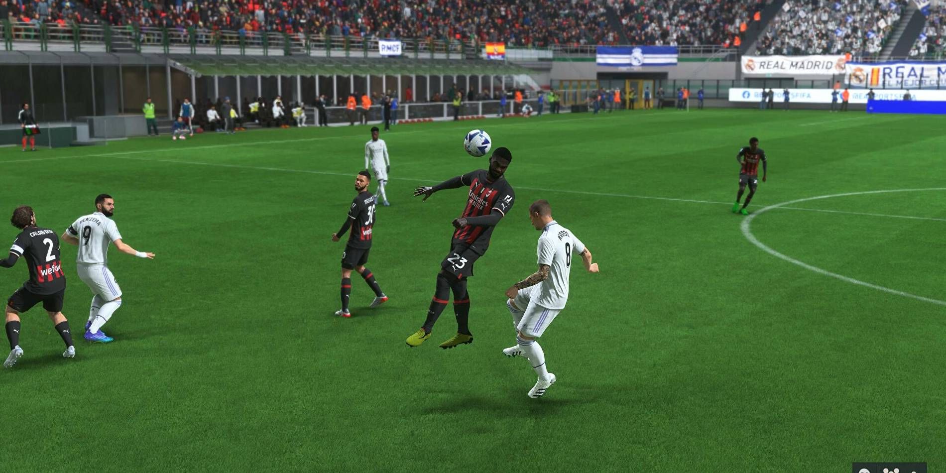Jogador de FIFA 23 de uniforme preto e vermelho realizando cabeceamento manual para redirecionar a bola para a frente em direção à câmera para longe do oponente de uniforme branco