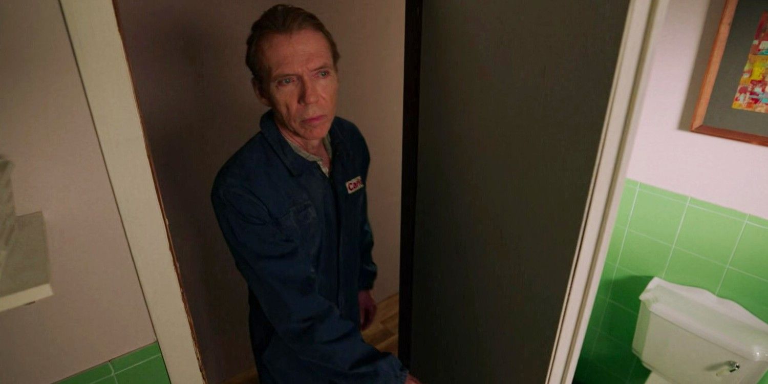 Richard Brake como Frank no banheiro da vítima em Bárbaro 