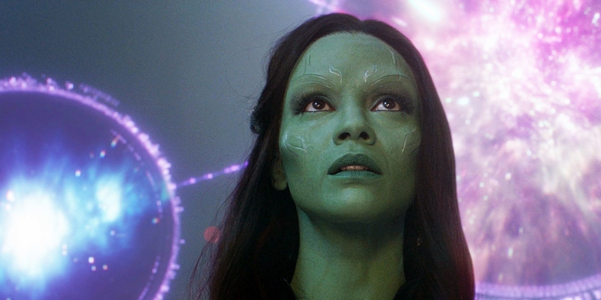 Zoe Saldana como Gamora diante de um belo evento cósmico em Guardiões da Galáxia.