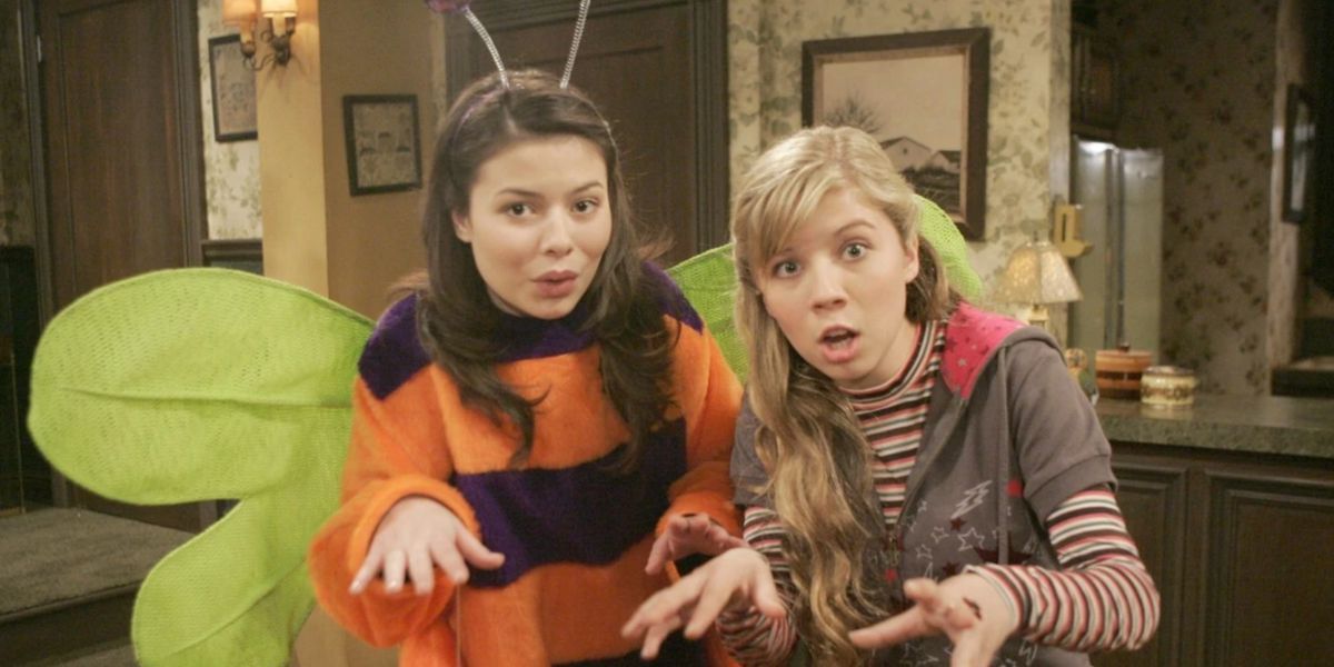 Carly e Sam agindo assustadoramente no episódio iCarly Halloween