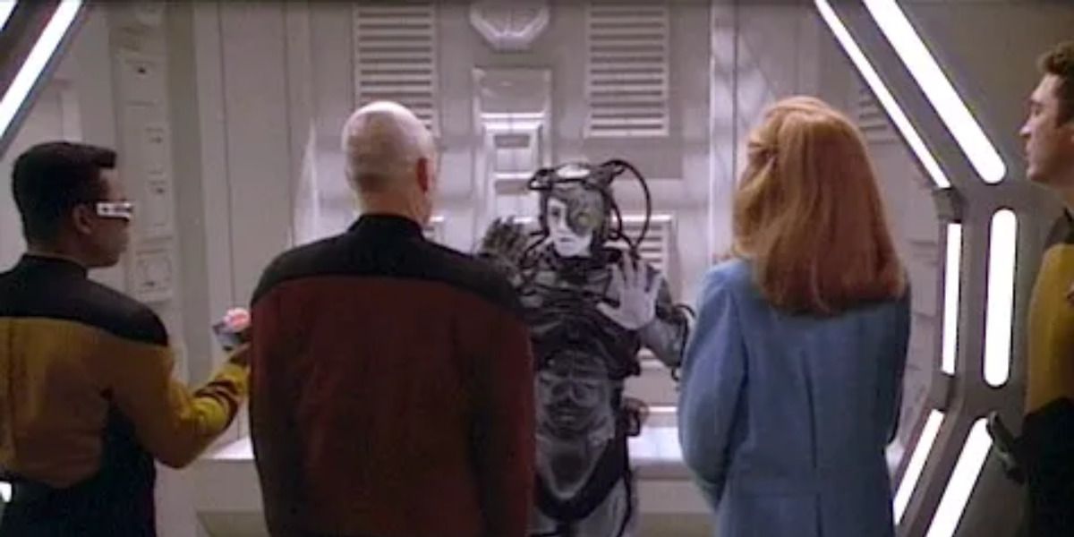 Gambar LaForge, Picard, dan Crusher mempelajari Hugh ditampilkan.