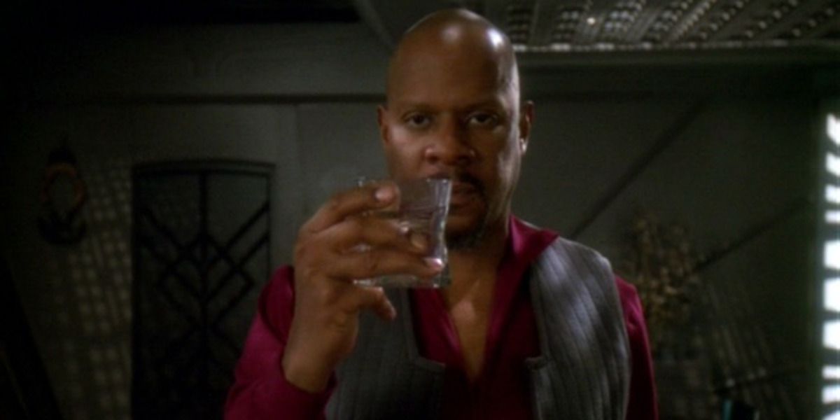 Gambar Kapten Sisko sedang memegang minuman ditampilkan. 