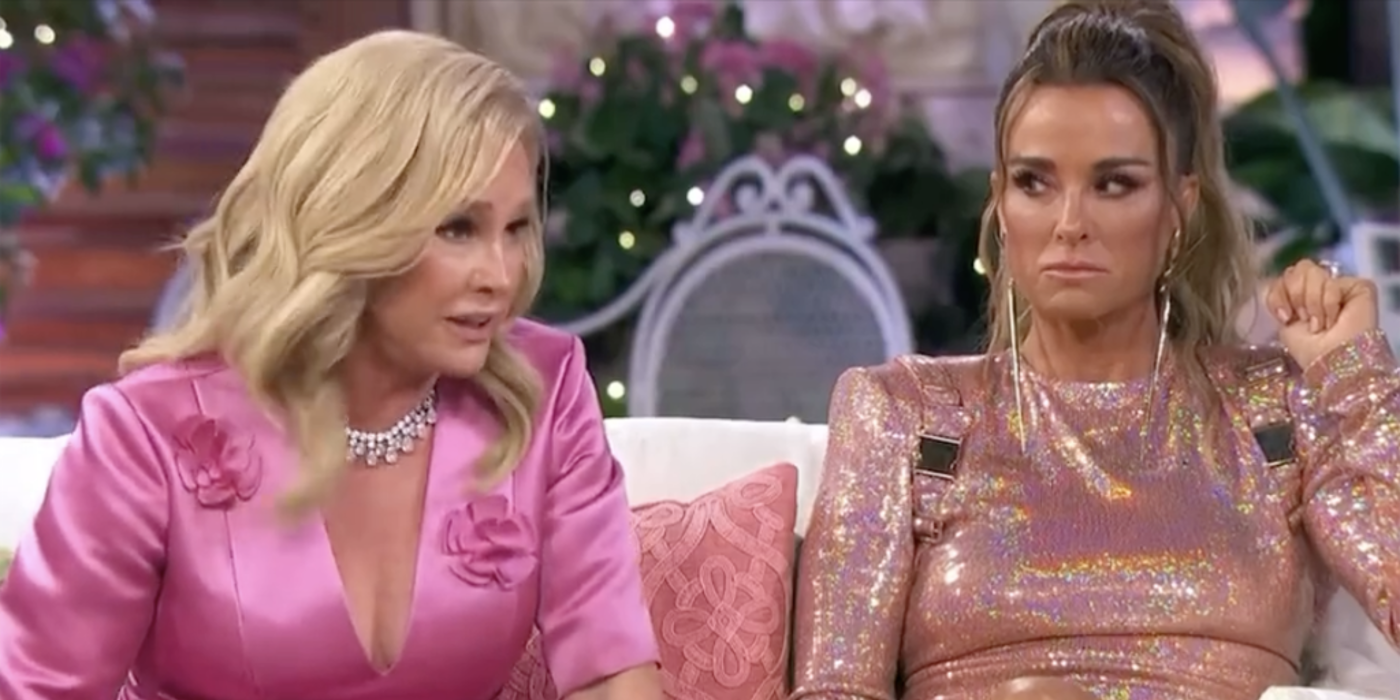 Kathy Hilton assando Lisa Rinna enquanto Kyle Richards não consegue acreditar no que ela está vendo na 12ª temporada de RHOBH. 