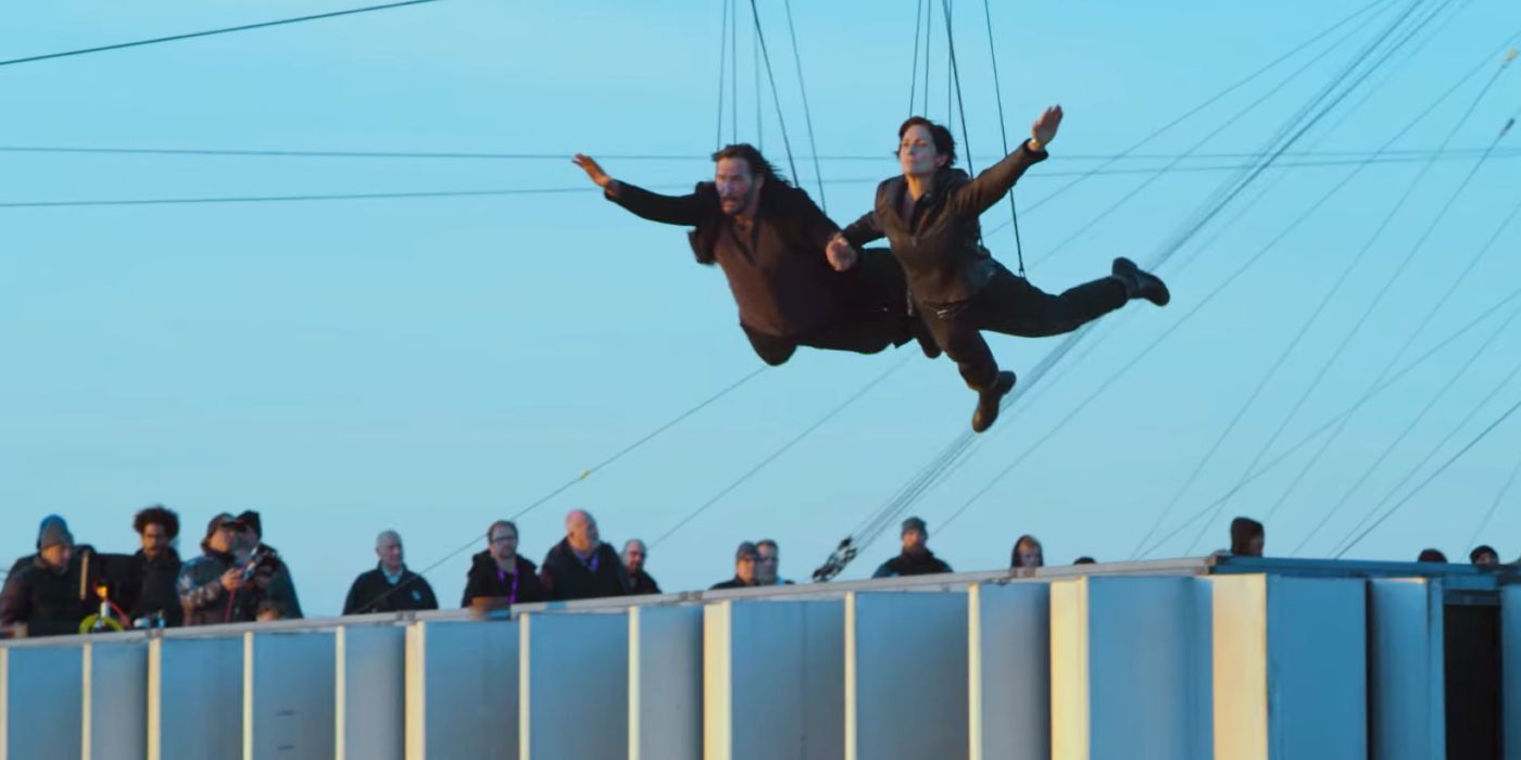 Keanu Reeves y Carrie-Anne Moss filman un truco en The Matrix Resurrections.