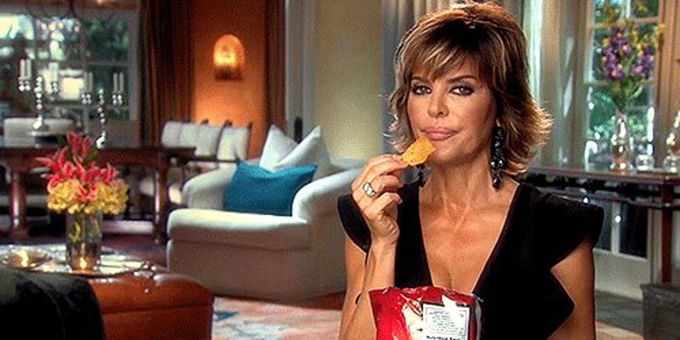 lisa rinna as verdadeiras donas de casa de beverly hills comendo batatas fritas 