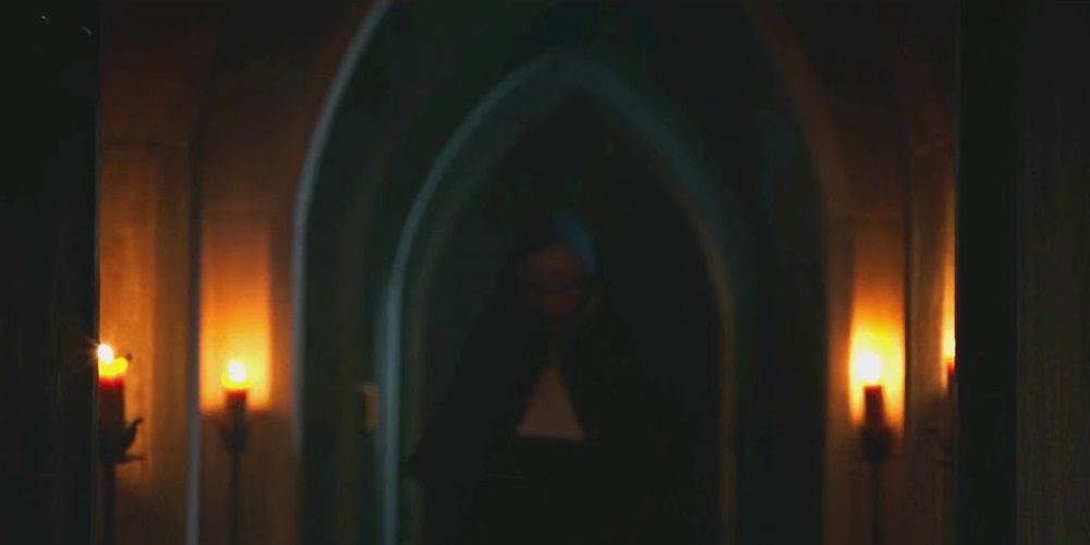 A freira em um corredor