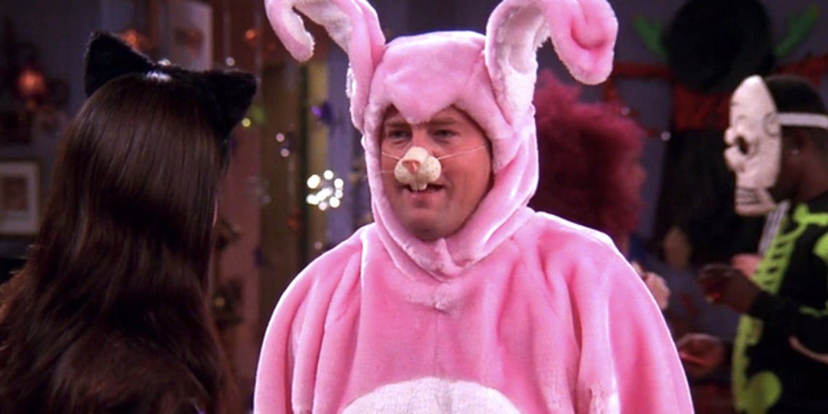 Uma imagem de Chandler Bing em um traje de coelho rosa é mostrada.