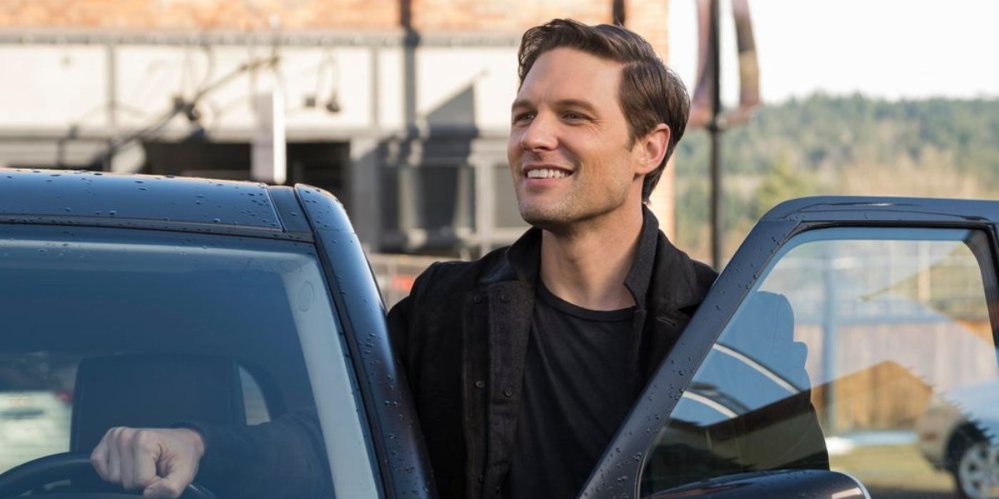 Ethan Stone, de Michael Cassidy, sai do carro na primeira temporada de Resident Alien