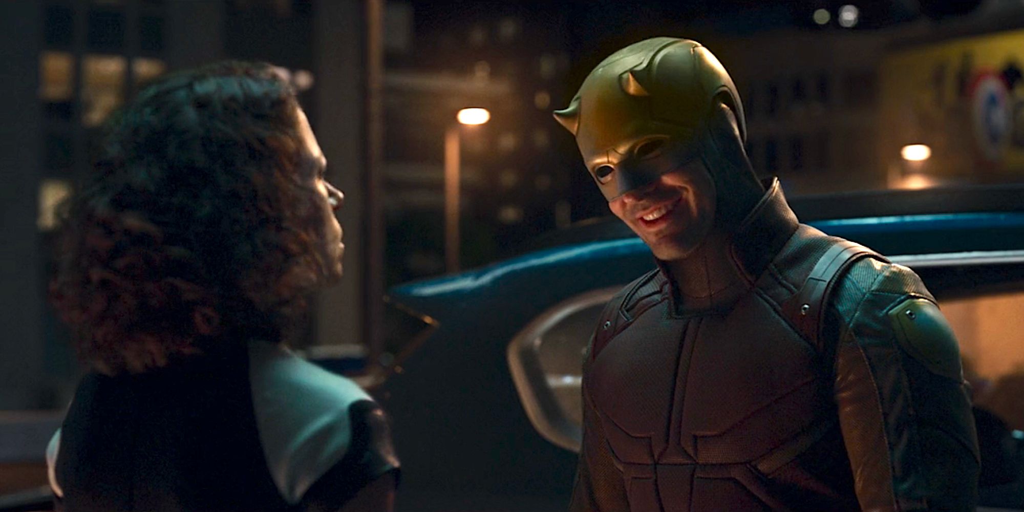 Charlie Cox como Demolidor sorrindo para Jen Walters interpretada por Tatiana Maslany no episódio 8 de She-Hulk