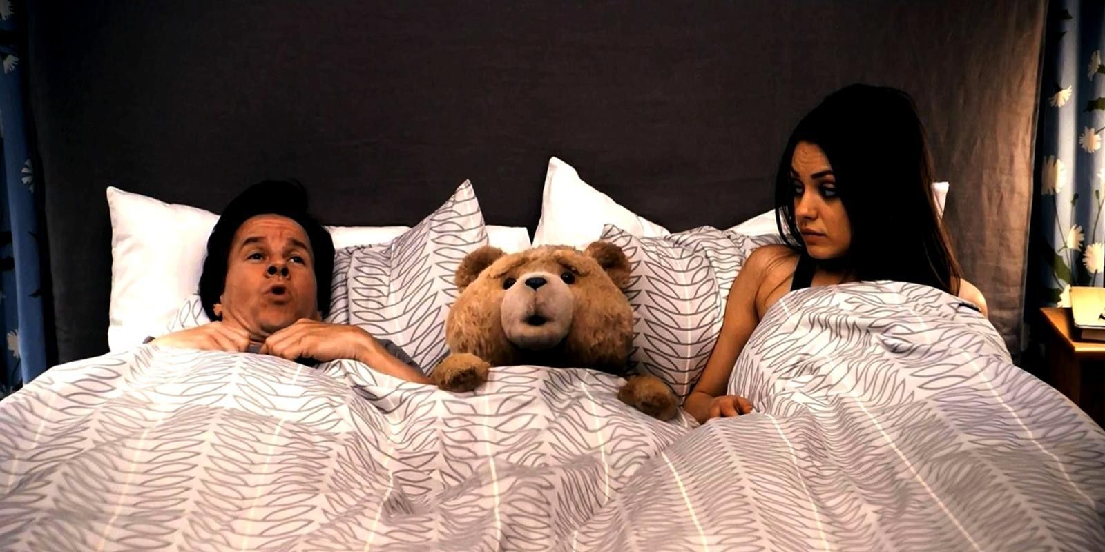 Mark Wahlberg, Seth MacFarlane & Mila Kunis in bed in Ted