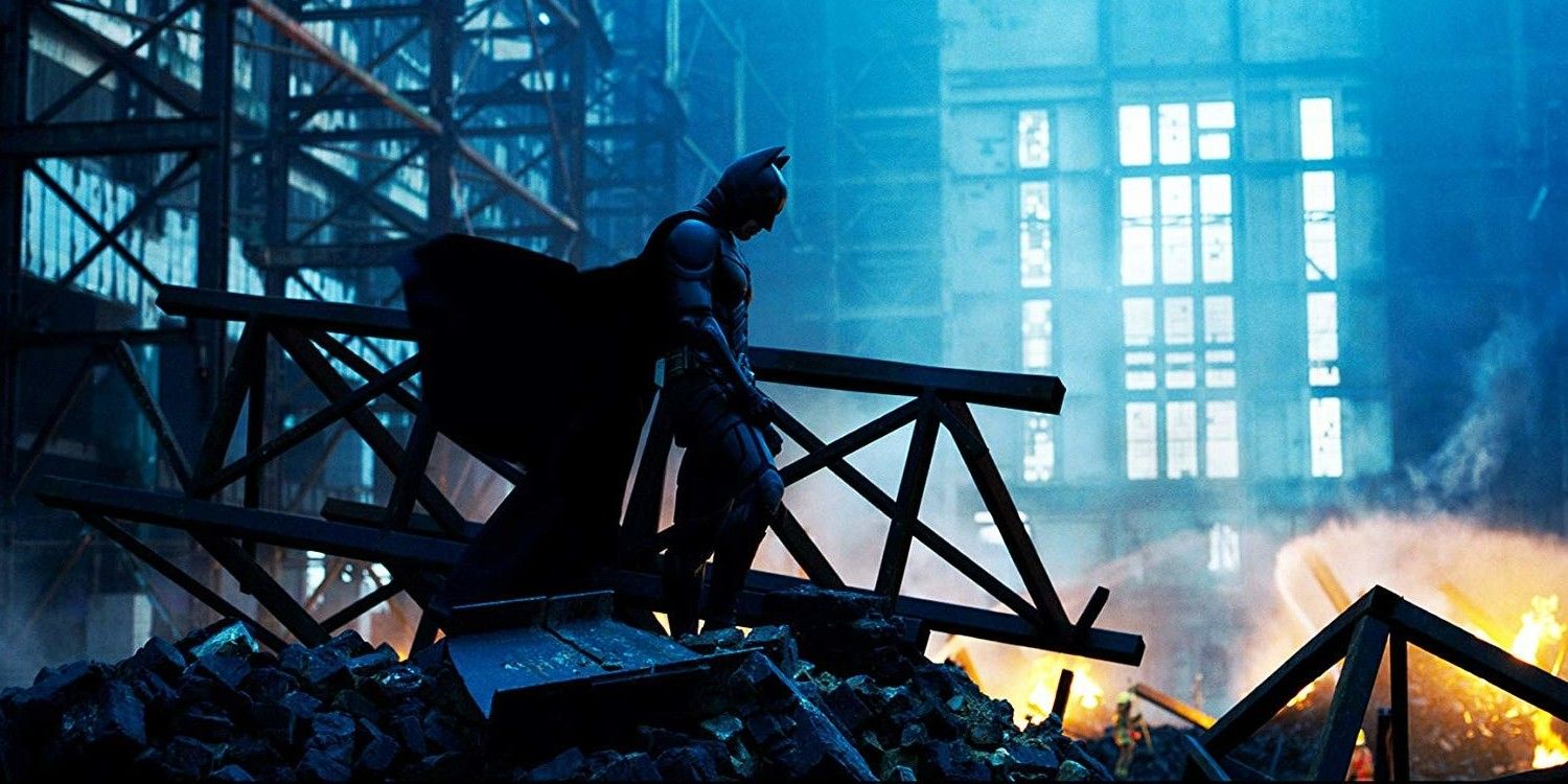 Batman berdiri di atas reruntuhan bangunan di The Dark Knight.