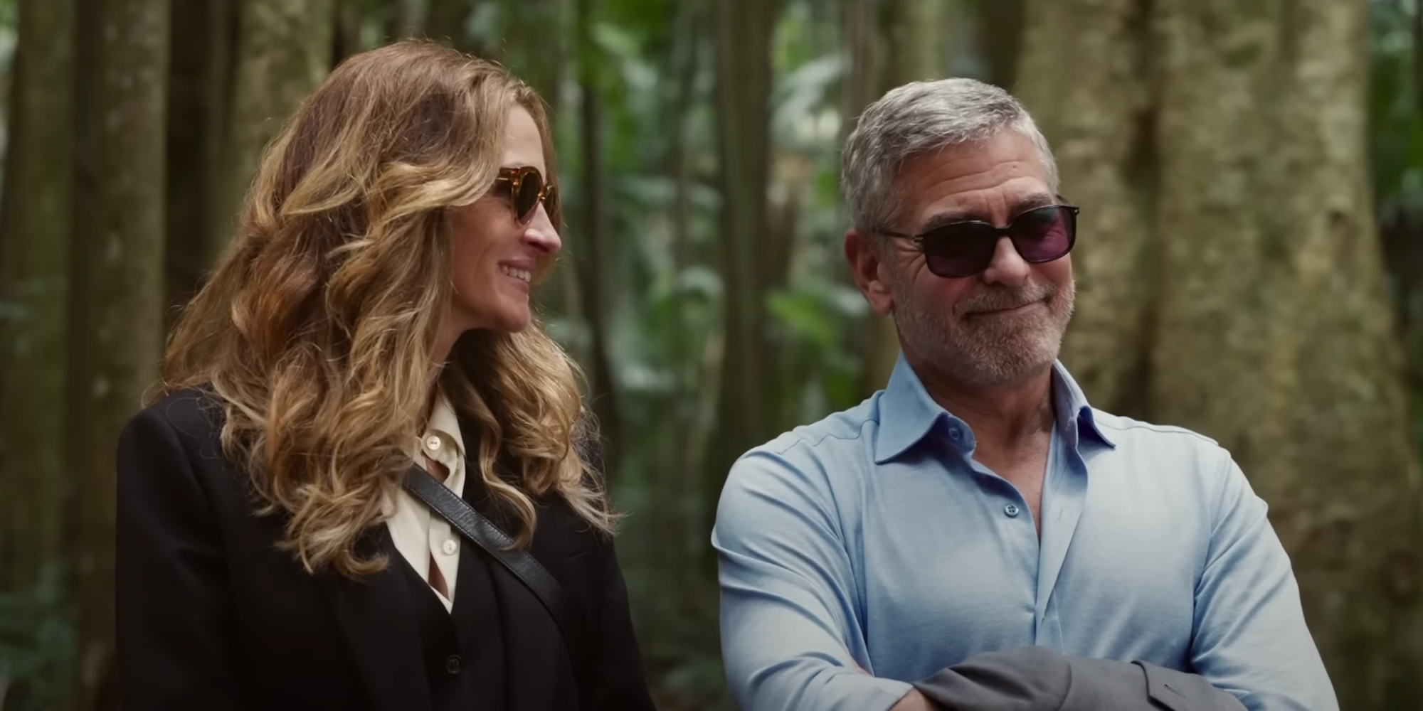 Julia Roberts e George Clooney sorrindo juntos em Ticket To Paradise 