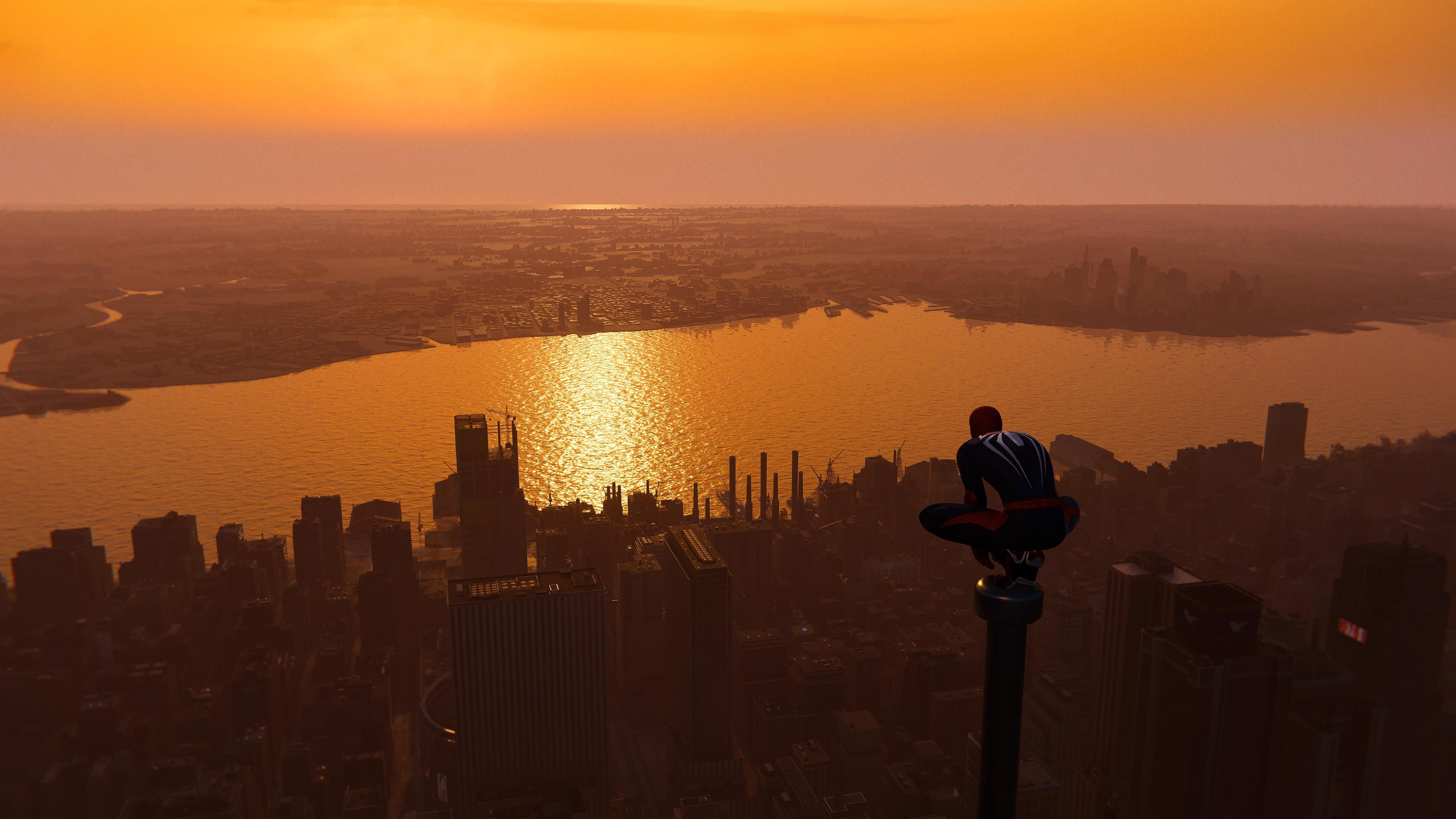 Homem-Aranha olhando para áreas fora de Manhattan em Marvel's Spider-Man.