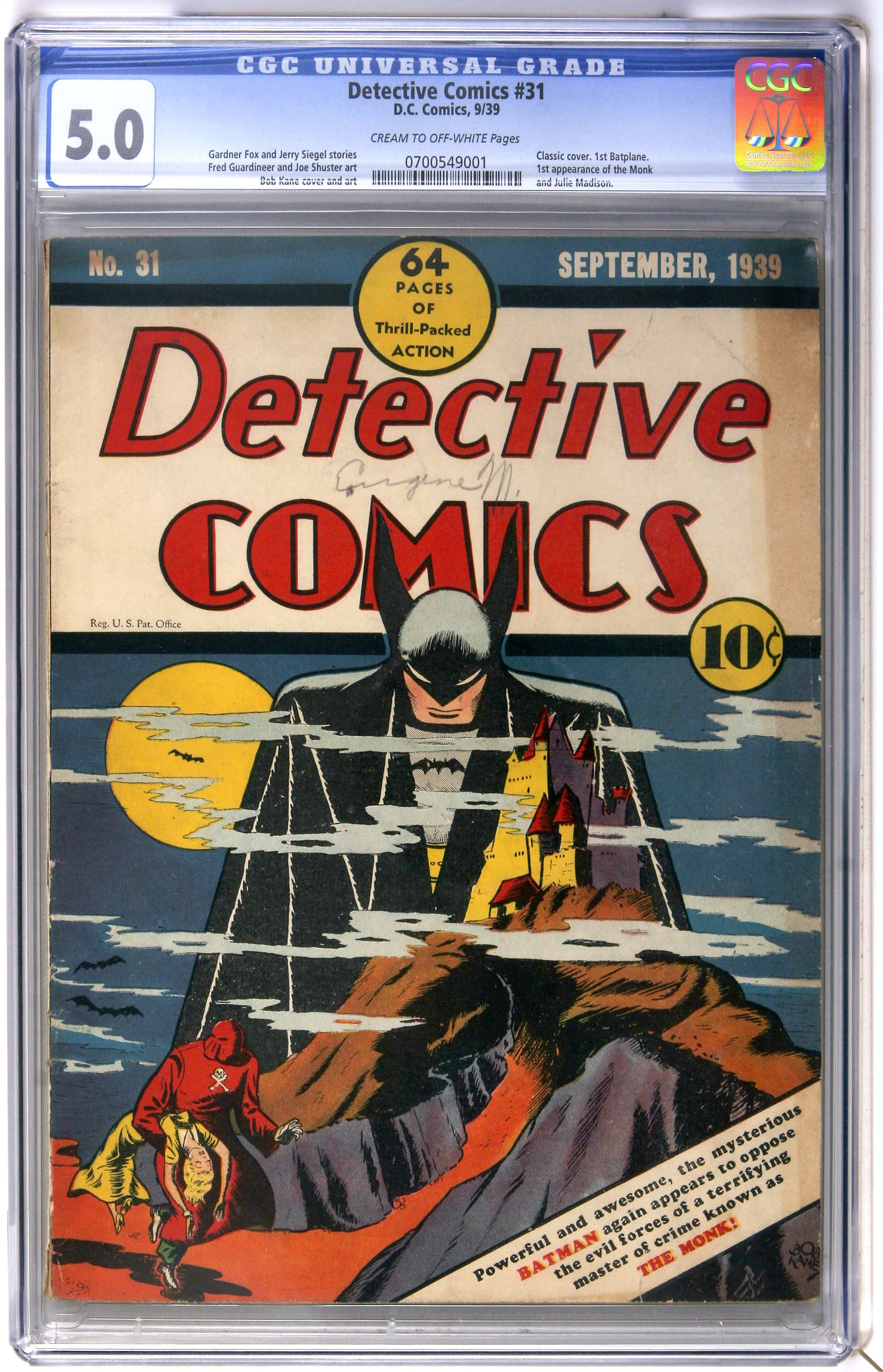 Detective comics 31 couverture batman se tient derrière une montagne brumeuse regardant un homme masqué enlevant une femme
