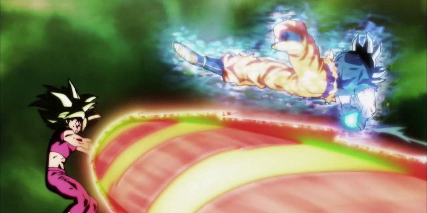 Goku deslizándose sobre el ataque de Kefla para asestar un golpe final con el Kamehameha en Dragon Ball Super.