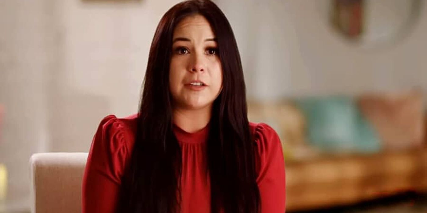 Ngôi sao của 90 Day Fiancé Liz Woods trong chiếc áo đỏ với mái tóc xõa xuống