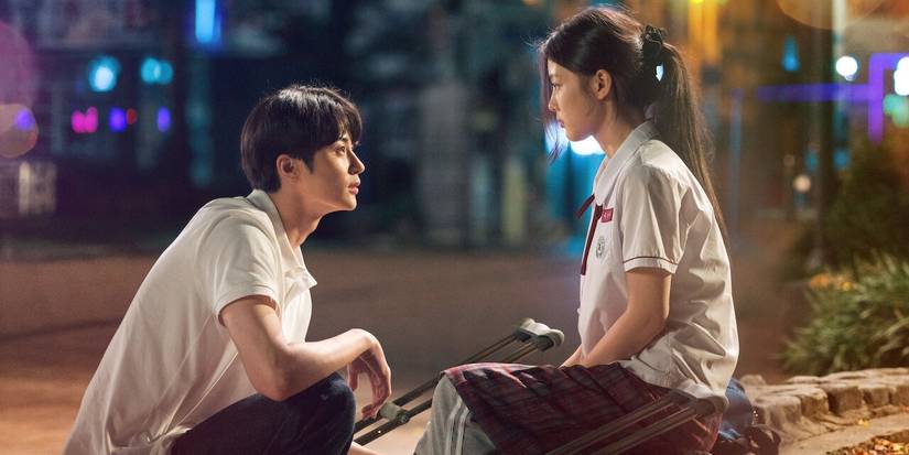 Woon-ho and Bo-ra talking across from each other in 20th Century Girl