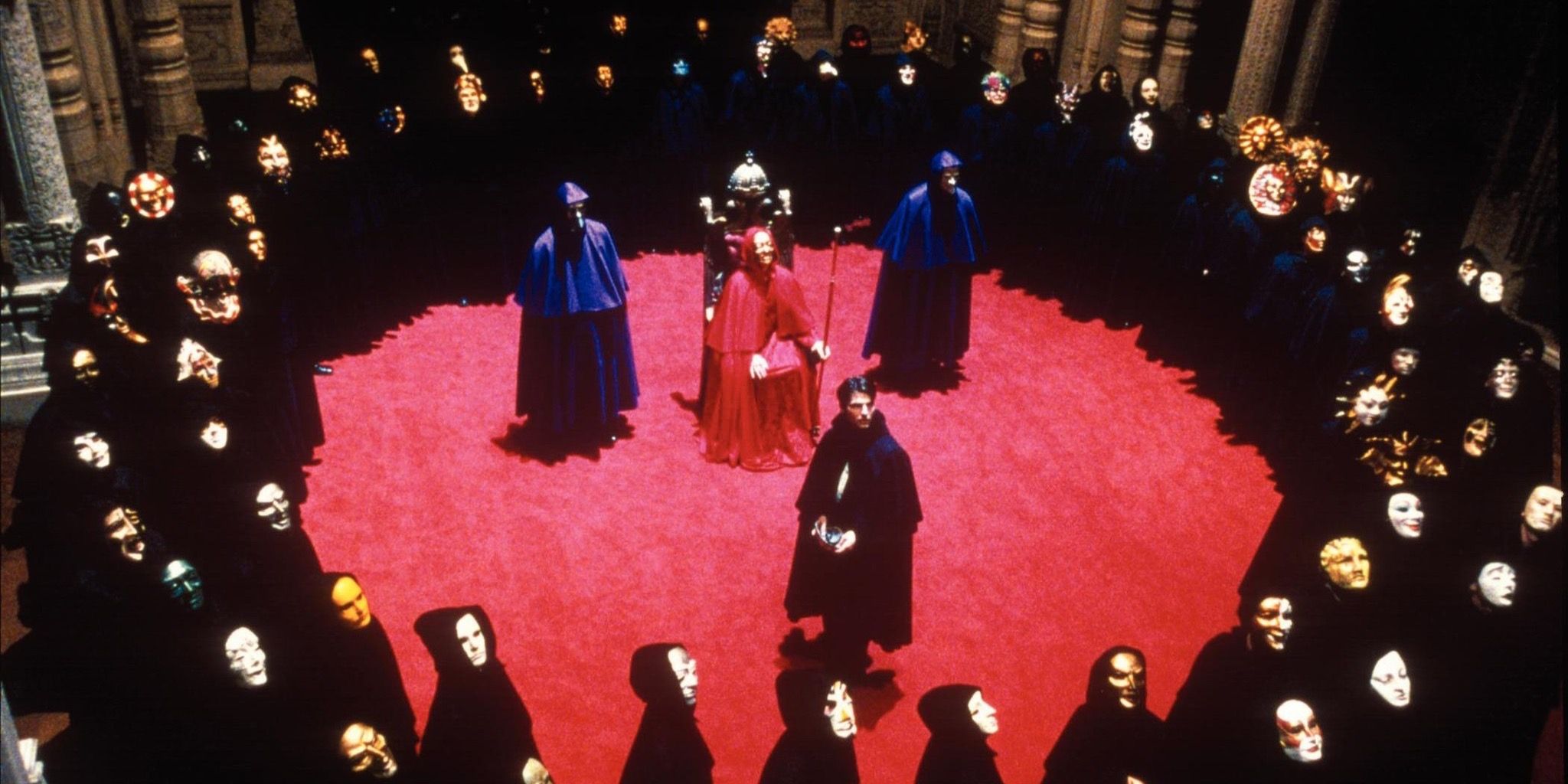 Um culto realizando um ritual de De Olhos Bem Fechados (1999)