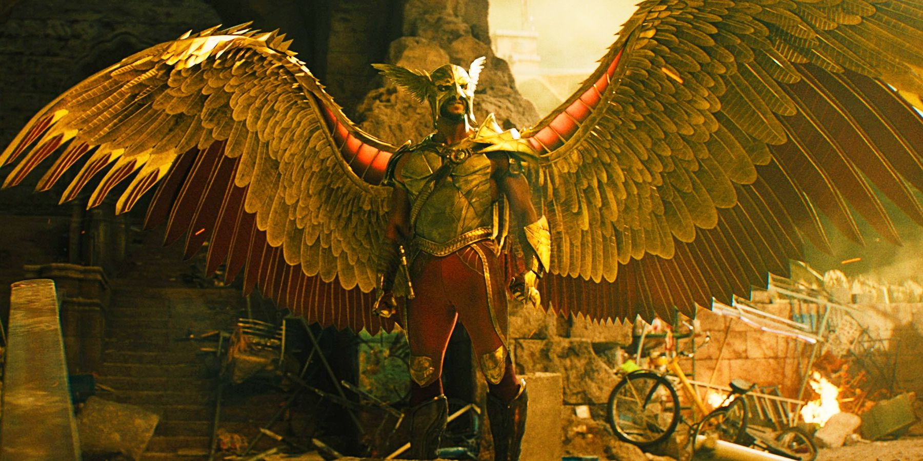 Aldis Hodge como Carter Hall Hawkman com asas estendidas em Black Adam