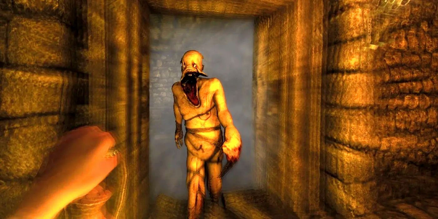 Uno de los monstruos de Amnesia: The Dark Descent, acercándose al jugador que sostiene una linterna.