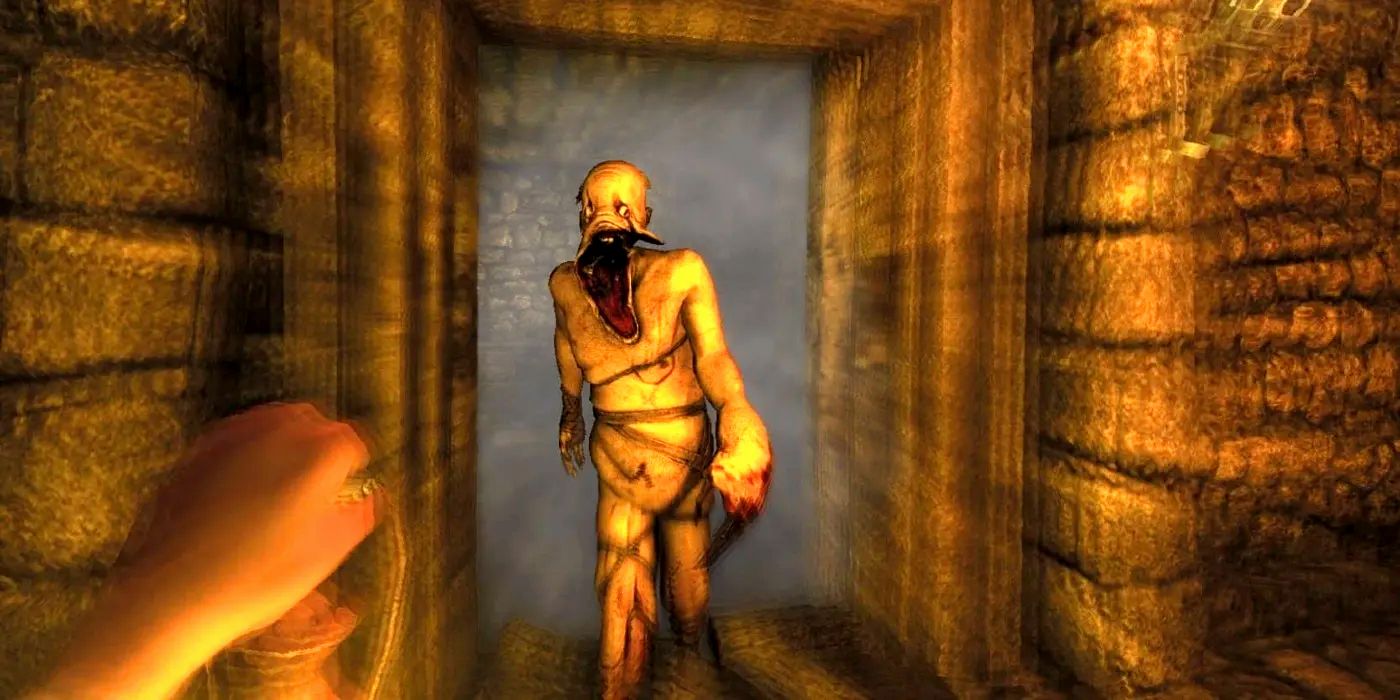 Um dos monstros de Amnesia: The Dark Descent, vindo em direção ao jogador que está segurando uma lanterna.