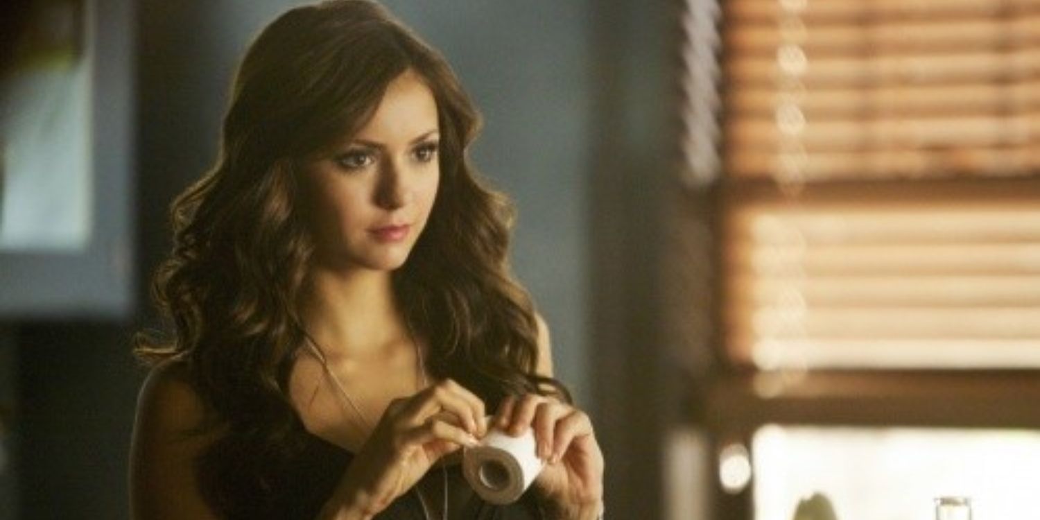 Uma imagem de Katherine segurando torneira em The Vampire Diaries