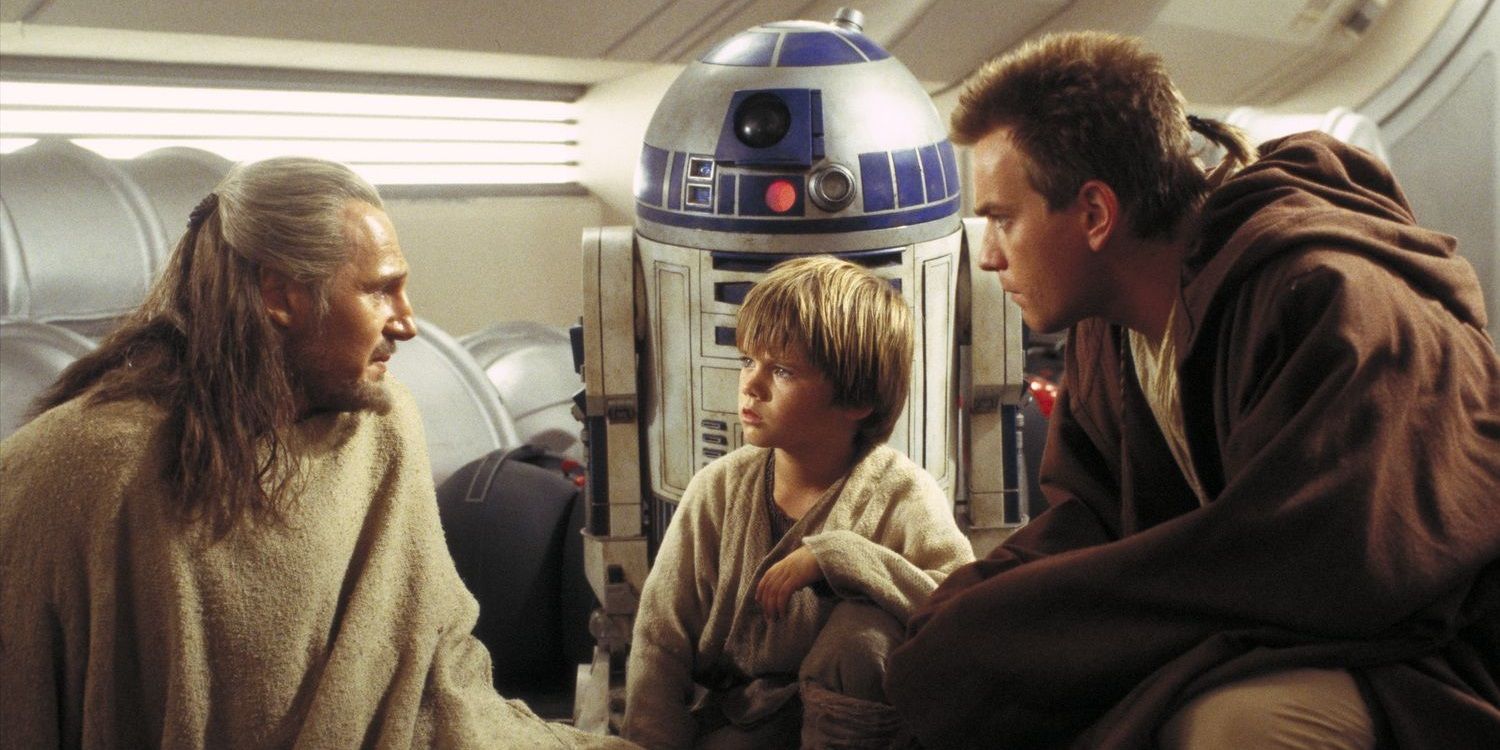 Anakin, Qui-Gon e Obi-Wan com R2-D2 em um navio em A Ameaça Fantasma