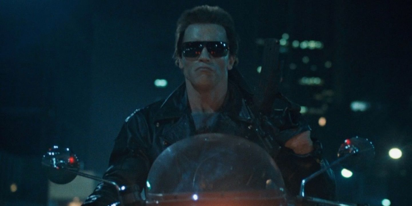 Arnold Schwarzenegger em uma motocicleta em O Exterminador do Futuro