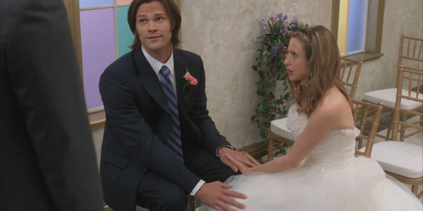 Becky e Sam sentados em seu casamento em um episódio de Supernatural. 